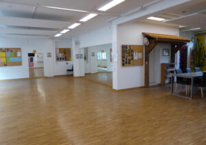 Saal-W-NW-mit-Tischen