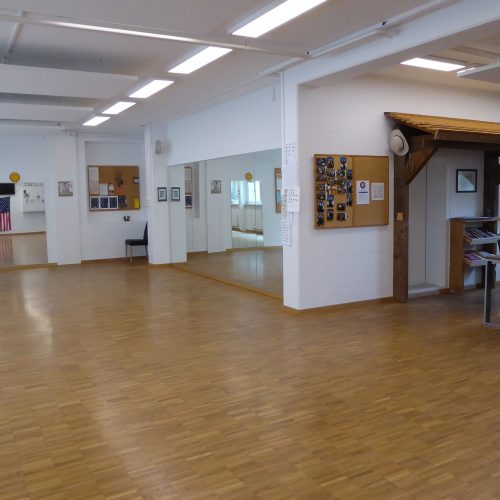 Saal-W-NW-mit-Tischen